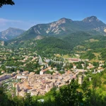 decouvrez-ce-bijou-elu-plus-beau-village-de-france-niche-dans-le-parc-naturel-regional-du-verdon