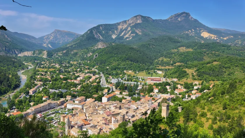 decouvrez-ce-bijou-elu-plus-beau-village-de-france-niche-dans-le-parc-naturel-regional-du-verdon