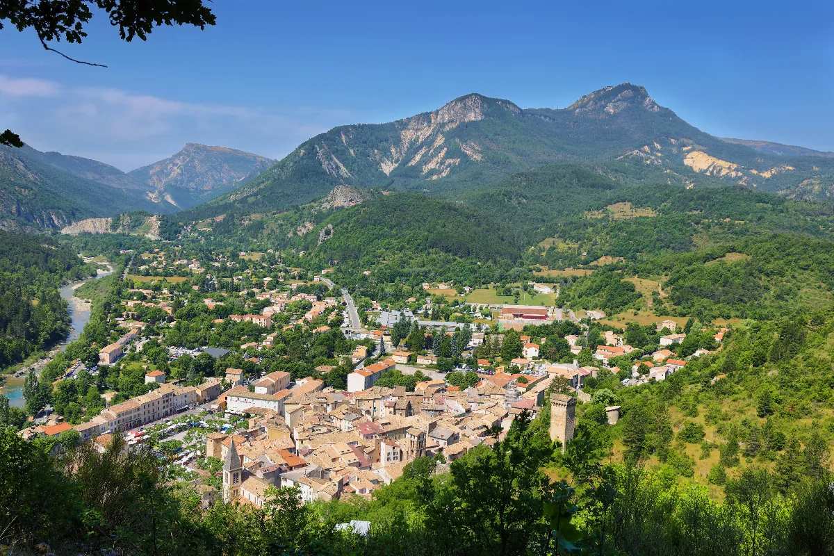 Découvrez ce bijou élu Plus Beau Village de France, niché dans le Parc naturel régional du Verdon