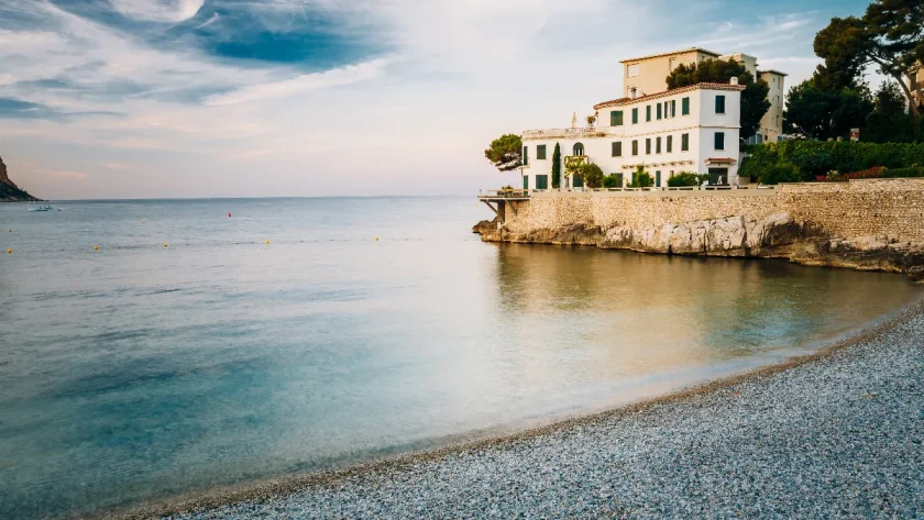 decouvrez-ce-village-colore-tresor-cache-entre-calanques-et-provence-sur-la-cote-dazur
