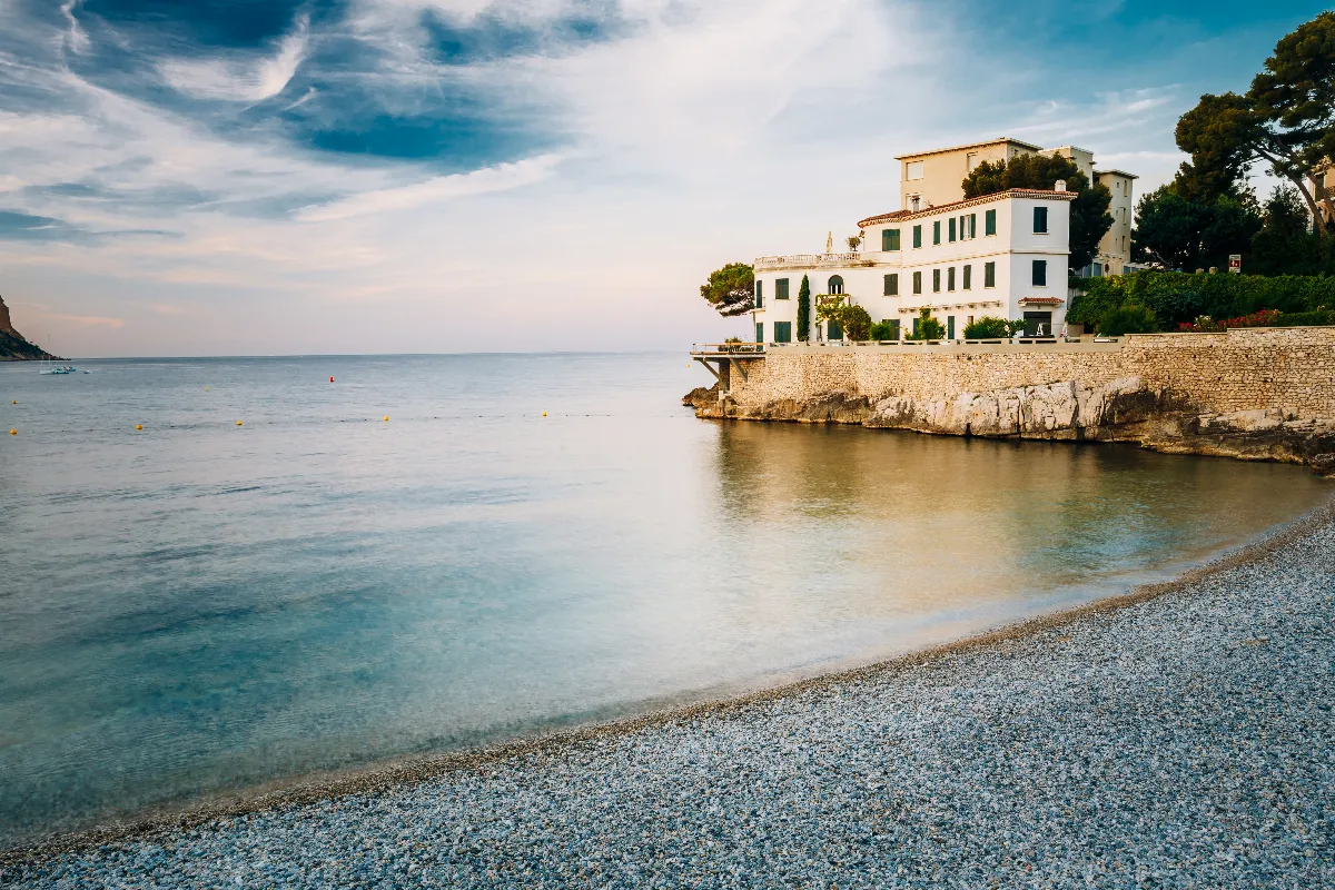 Découvrez ce village coloré, trésor caché entre calanques et Provence sur la Côte d&rsquo;Azur