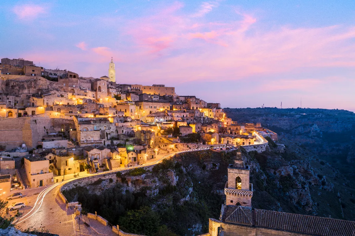 Découvrez dix destinations alternatives en France et en Europe pour éviter les foules touristiques