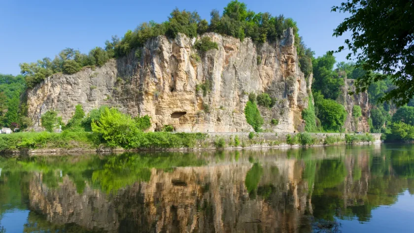 decouvrez-la-piscine-naturelle-cachee-pres-davignon-un-tresor-bien-preserve-en-drome-provencale