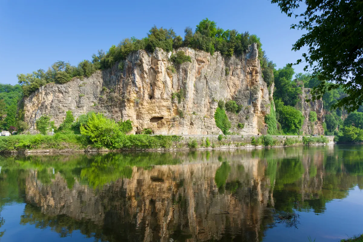 Découvrez la piscine naturelle cachée près d&rsquo;Avignon, un trésor bien préservé en Drôme provençale
