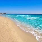 decouvrez-la-plage-francaise-aux-airs-tropicaux-une-mer-turquoise-et-des-dunes-a-perte-de-vue