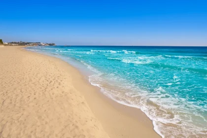 decouvrez-la-plage-francaise-aux-airs-tropicaux-une-mer-turquoise-et-des-dunes-a-perte-de-vue