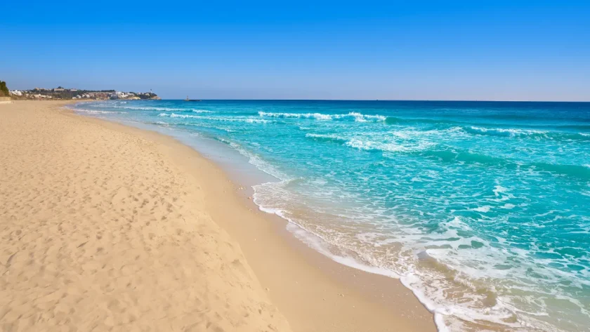 decouvrez-la-plage-francaise-aux-airs-tropicaux-une-mer-turquoise-et-des-dunes-a-perte-de-vue