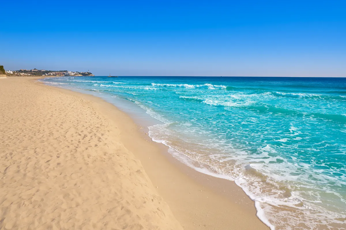 Découvrez la plage française aux airs tropicaux : une mer turquoise et des dunes à perte de vue