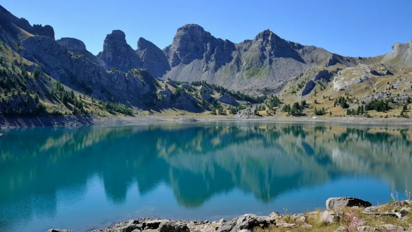 decouvrez-le-plus-grand-lac-naturel-daltitude-deurope-en-region-paca-une-merveille-a-visiter-absolument