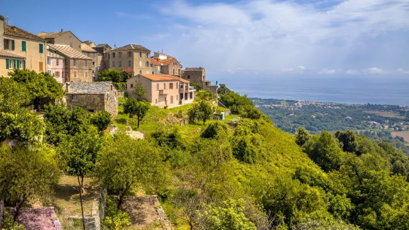 decouvrez-le-village-le-plus-haut-deurope-niche-en-provence-alpes-cote-dazur
