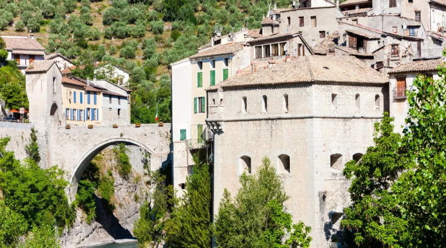 decouvrez-le-village-perche-qui-revele-la-plus-somptueuse-des-vues-panoramiques-en-provence-alpes-cote-dazur