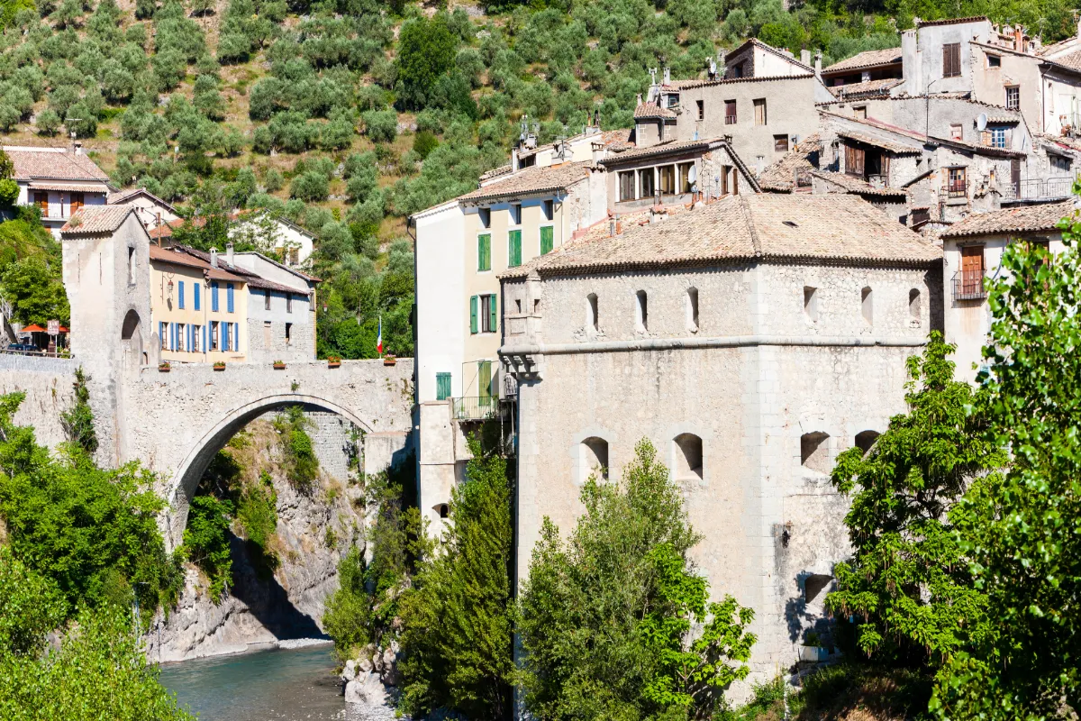 Découvrez le village perché qui révèle la plus somptueuse des vues panoramiques en Provence-Alpes-Côte d&rsquo;Azur