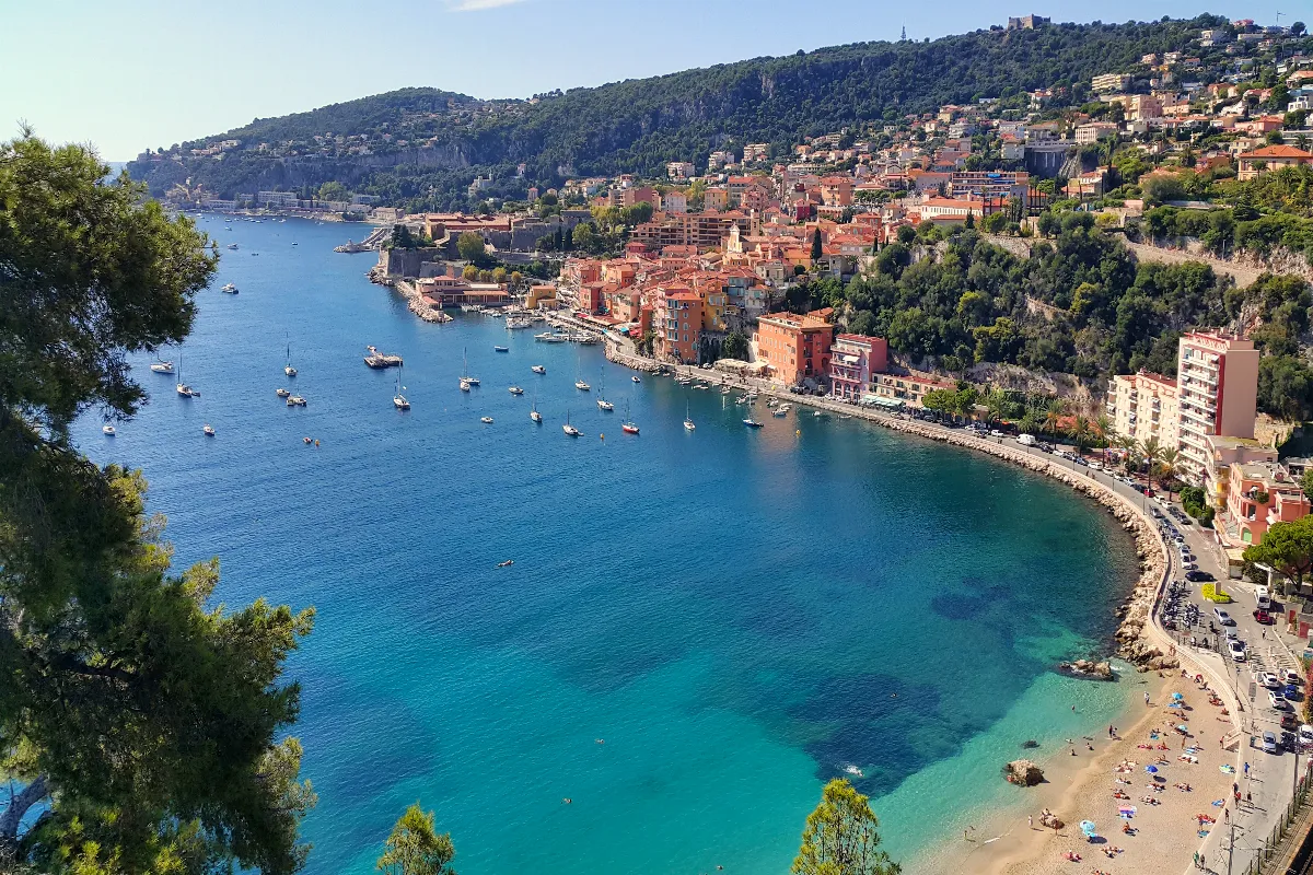 Découvrez le village varois caché entre les gorges du Verdon et la Côte d&rsquo;Azur, classé parmi les plus beaux de France