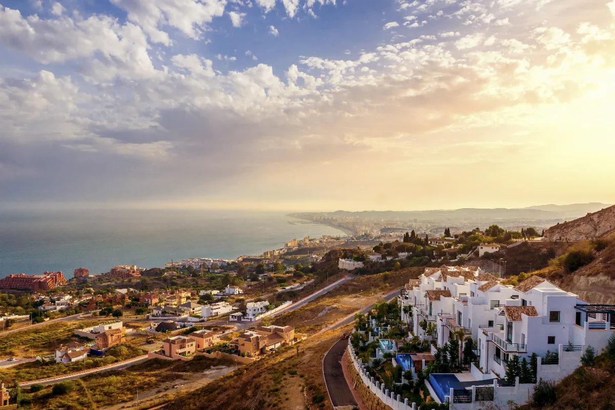 Destination 2024 : zoom sur la ville côtière européenne qui promet le plus de soleil pour vos vacances