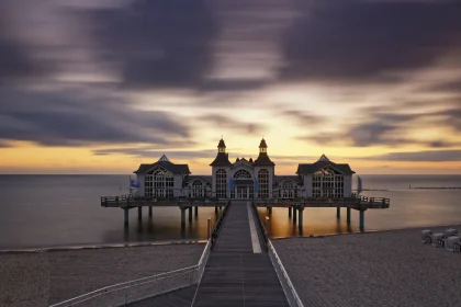 evadez-vous-entre-mer-et-collines-decouvrez-la-station-balneaire-normande-qui-illumine-la-cote-fleurie