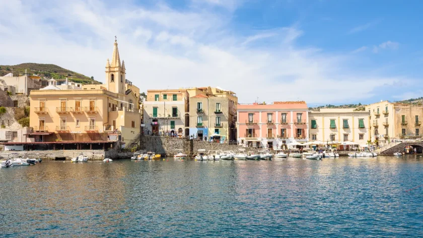 evasion-estivale-parfaite-destinations-tranquilles-pour-un-ete-en-bord-de-mer-loin-des-foules-touristiques