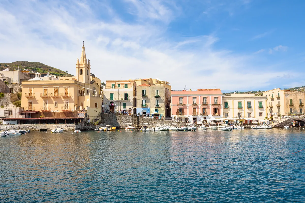 Évasion estivale parfaite : destinations tranquilles pour un été en bord de mer, loin des foules touristiques