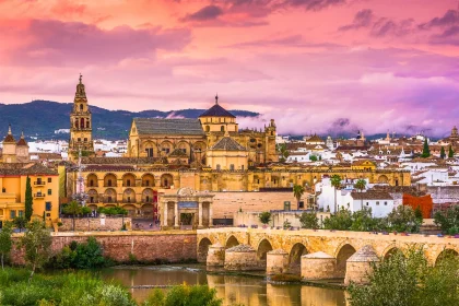 explorez-4-joyaux-de-lunesco-dans-une-seule-ville-historique-andalouse-un-voyage-culturel-exceptionnel-cathedrale-mosquee-cordoue-medina-azahara-le-festival-des-patios