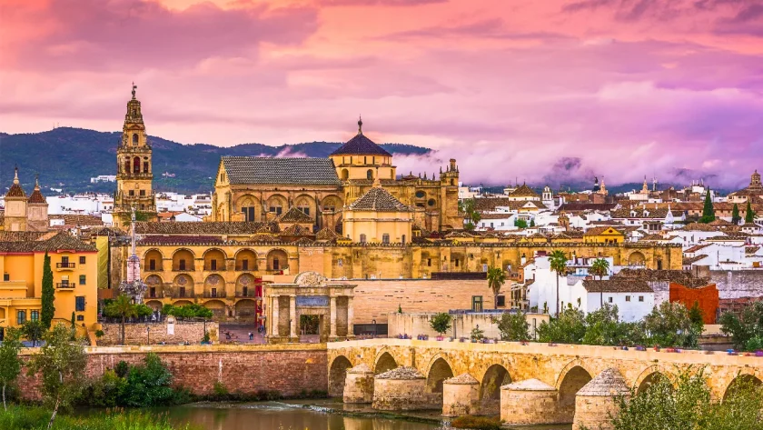 explorez-4-joyaux-de-lunesco-dans-une-seule-ville-historique-andalouse-un-voyage-culturel-exceptionnel-cathedrale-mosquee-cordoue-medina-azahara-le-festival-des-patios