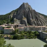 explorez-ce-village-incontournable-en-provence-alpes-cote-dazur-des-balades-avec-des-vues-a-couper-le-souffle-qui-vous-donneront-envie-de-vous-y-installer-sisteron