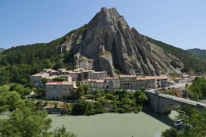 explorez-ce-village-incontournable-en-provence-alpes-cote-dazur-des-balades-avec-des-vues-a-couper-le-souffle-qui-vous-donneront-envie-de-vous-y-installer-sisteron
