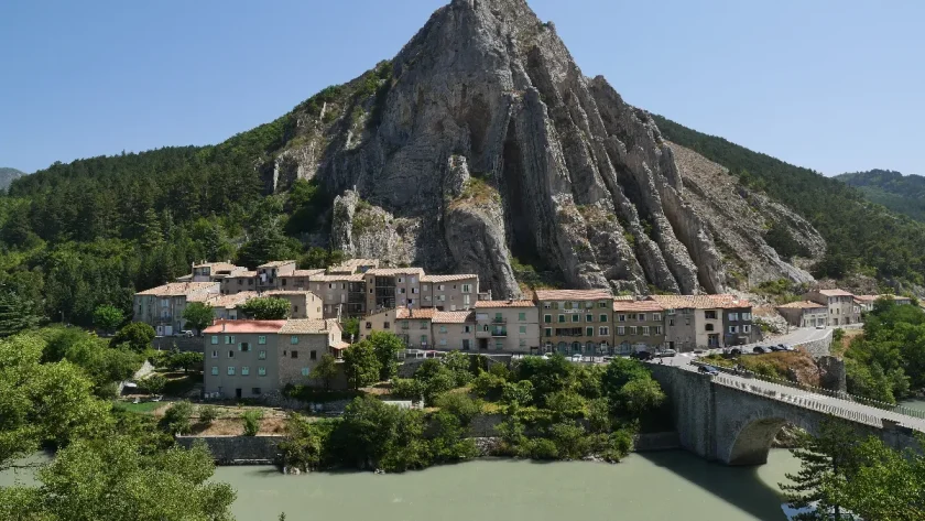 explorez-ce-village-incontournable-en-provence-alpes-cote-dazur-des-balades-avec-des-vues-a-couper-le-souffle-qui-vous-donneront-envie-de-vous-y-installer-sisteron