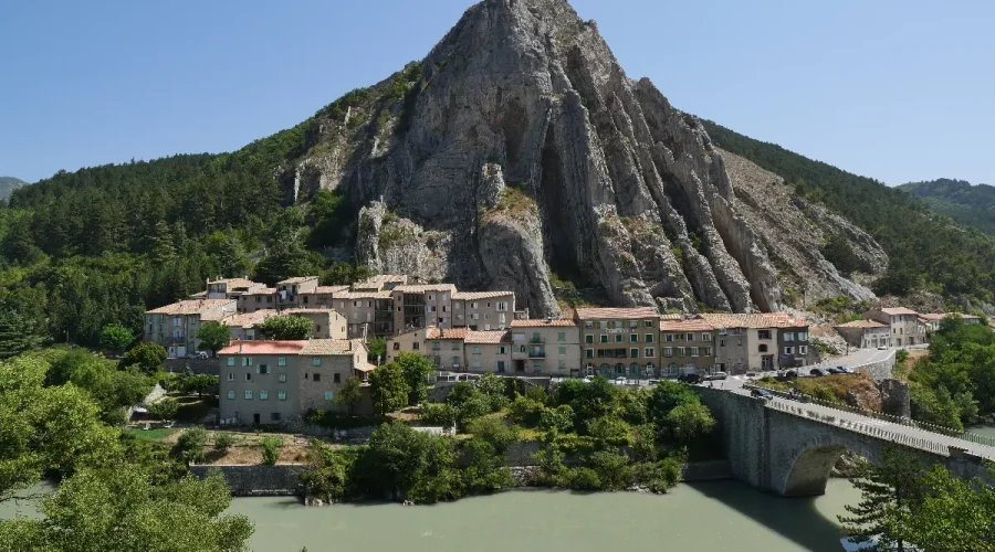 explorez-ce-village-incontournable-en-provence-alpes-cote-dazur-des-balades-avec-des-vues-a-couper-le-souffle-qui-vous-donneront-envie-de-vous-y-installer-sisteron