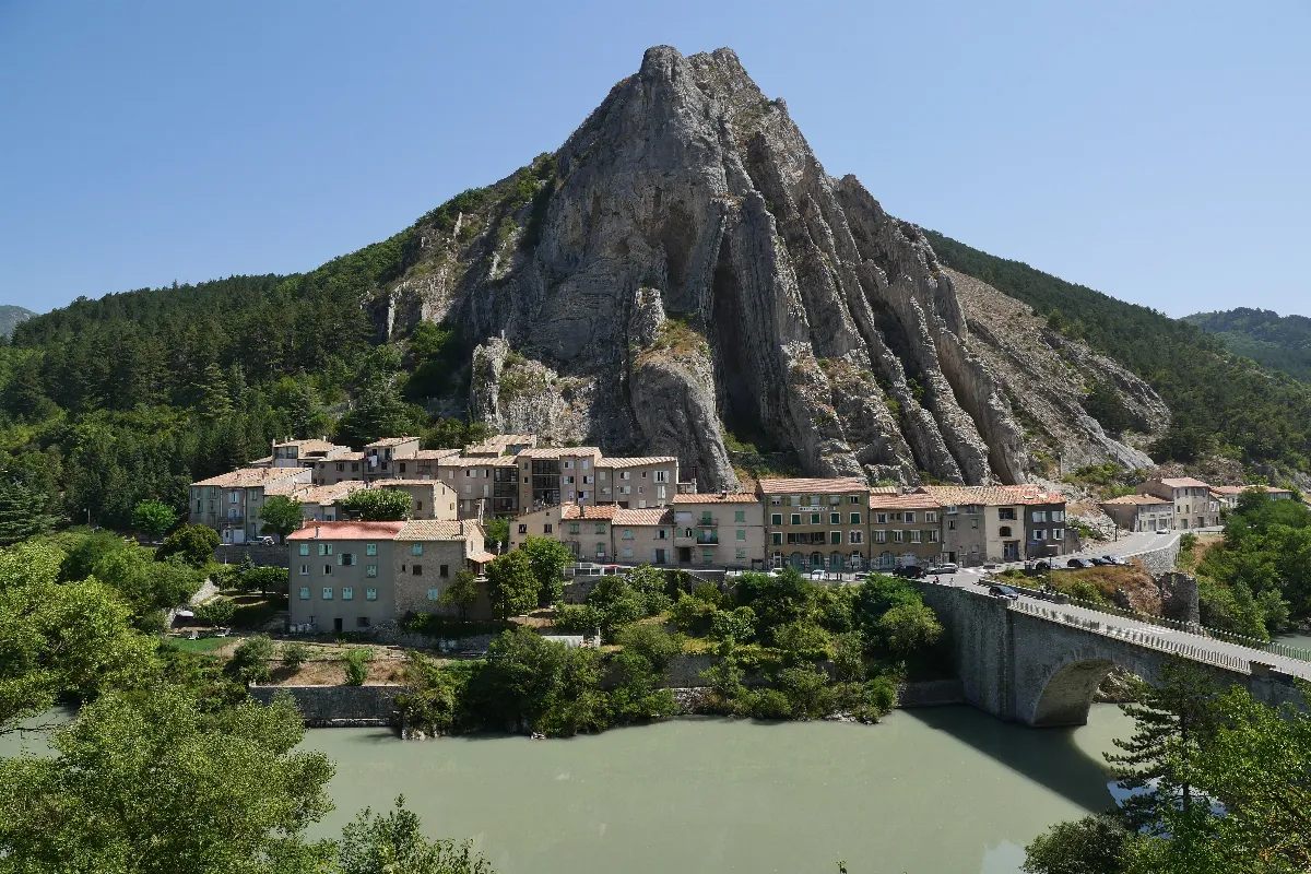 Explorez ce village incontournable en Provence-Alpes-Côte d&rsquo;Azur : des balades avec des vues à couper le souffle qui vous donneront envie de vous y installer (Sisteron)