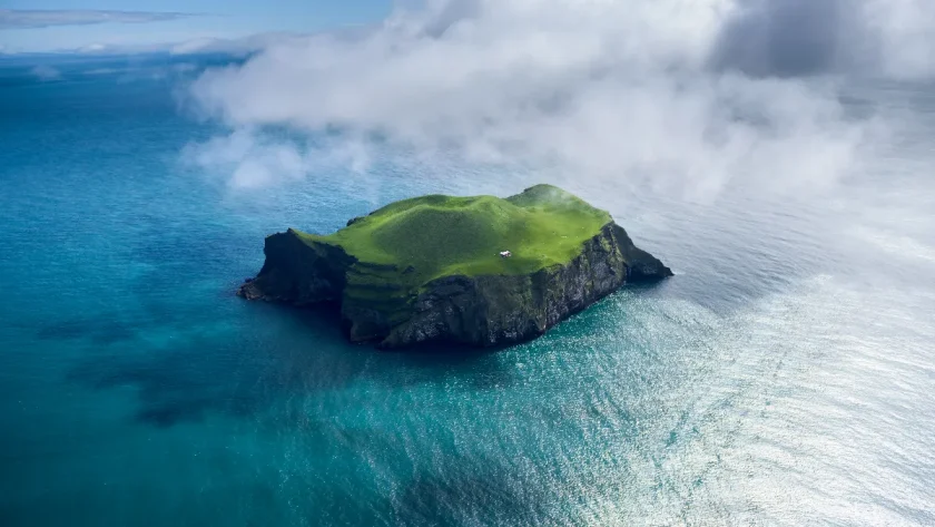 explorez-la-maison-la-plus-isolee-au-monde-nichee-en-plein-ocean-un-mystere-bien-garde-et-peu-connu-de-linterieur