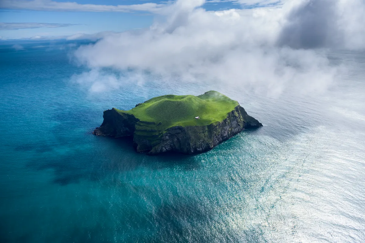 Explorez la maison la plus isolée au monde, nichée en plein océan : un mystère bien gardé et peu connu de l&rsquo;intérieur