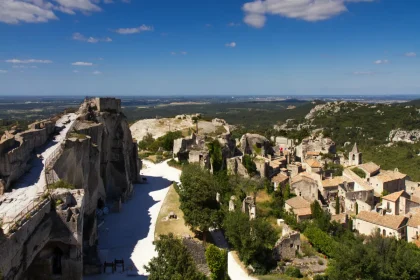 explorez-le-joyau-medieval-en-provence-une-perle-perchee-pleine-de-charme-et-dhistoire