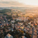 explorez-le-village-medieval-du-beaujolais-une-perle-rare-parmi-les-plus-beaux-de-france