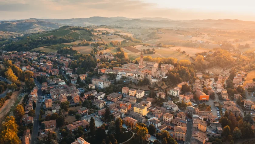 explorez-le-village-medieval-du-beaujolais-une-perle-rare-parmi-les-plus-beaux-de-france