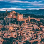 explorez-le-village-medieval-du-beaujolais-une-perle-rare-parmi-les-plus-beaux-de-france