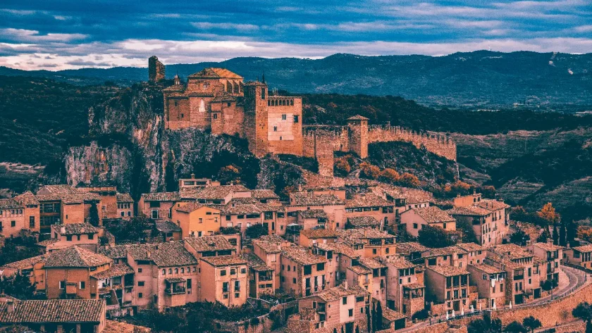 explorez-le-village-medieval-du-beaujolais-une-perle-rare-parmi-les-plus-beaux-de-france