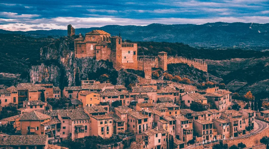 explorez-le-village-medieval-du-beaujolais-une-perle-rare-parmi-les-plus-beaux-de-france