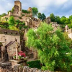 explorez-le-village-perche-aux-deux-chateaux-a-leglise-classee-aux-grottes-mysterieuses-et-au-parc-prehistorique-etonnant