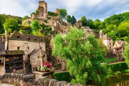 explorez-le-village-perche-aux-deux-chateaux-a-leglise-classee-aux-grottes-mysterieuses-et-au-parc-prehistorique-etonnant