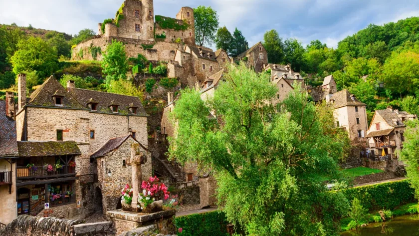 explorez-le-village-perche-aux-deux-chateaux-a-leglise-classee-aux-grottes-mysterieuses-et-au-parc-prehistorique-etonnant