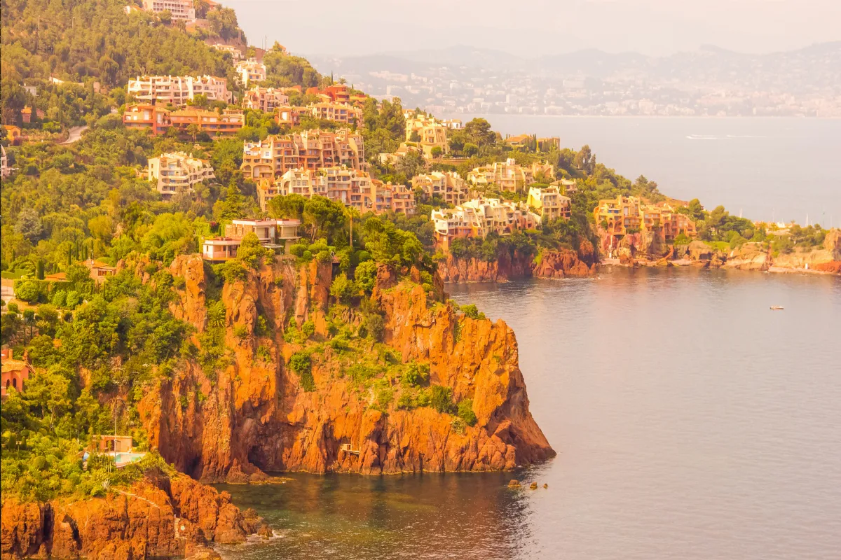 Explorez les charmes cachés d&rsquo;un village des Alpes-Maritimes, classé parmi les plus séduisants de France