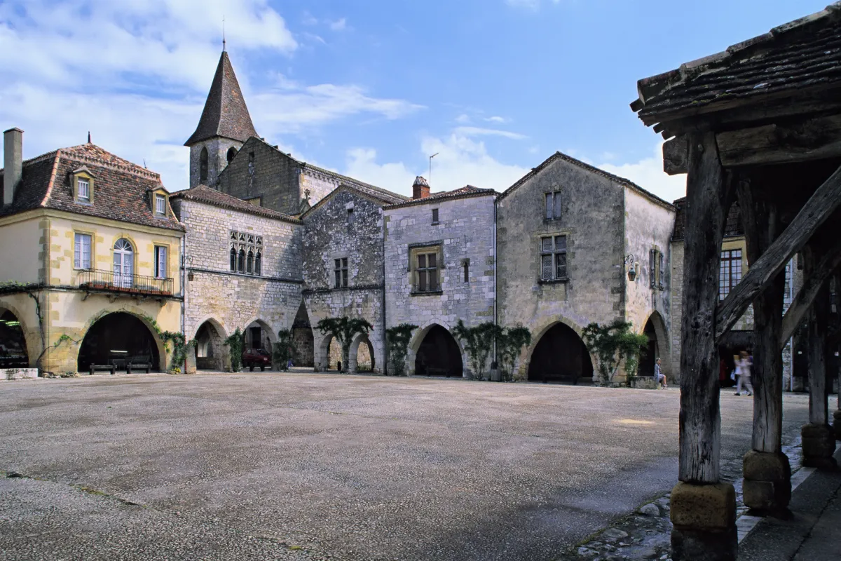 Monpazier, trésor de Dordogne : découvrez le village aux 32 monuments historiques