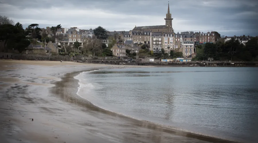 petit-nice-breton-la-ville-qui-abrite-sa-propre-baie-des-anges-en-bretagne