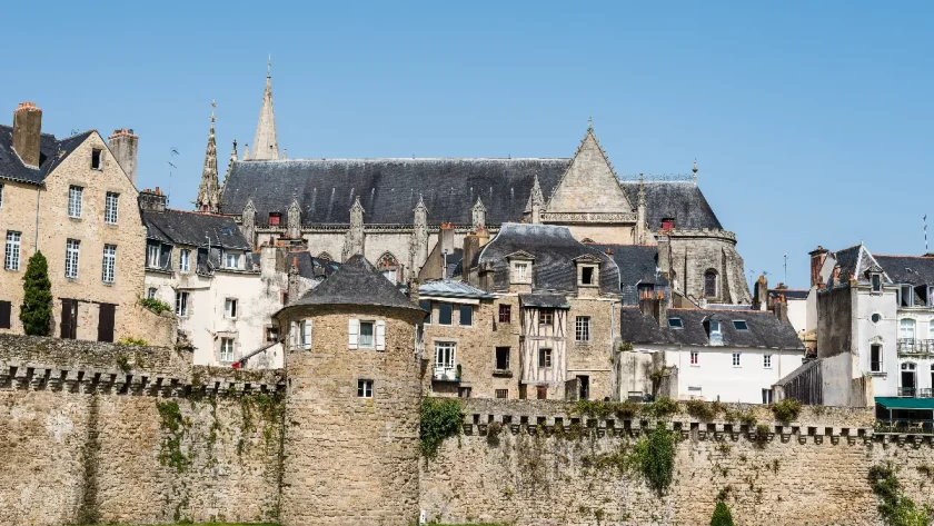 plages-sauvages-et-crepes-dorees-la-bretagne-destination-estivale-par-excellence-les-raisons-de-sa-popularite