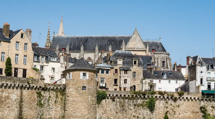plages-sauvages-et-crepes-dorees-la-bretagne-destination-estivale-par-excellence-les-raisons-de-sa-popularite