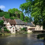plongez-dans-le-charme-meconnu-de-ce-village-normand-ou-le-temps-semble-setre-arrete