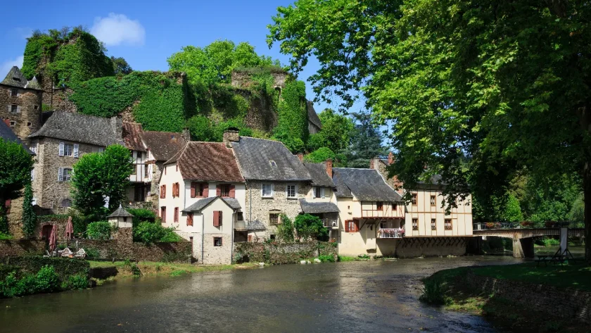 plongez-dans-le-charme-meconnu-de-ce-village-normand-ou-le-temps-semble-setre-arrete