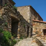 plongez-dans-le-mystere-dun-village-medieval-cache-au-coeur-des-pyrenees-orientales