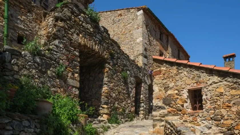plongez-dans-le-mystere-dun-village-medieval-cache-au-coeur-des-pyrenees-orientales