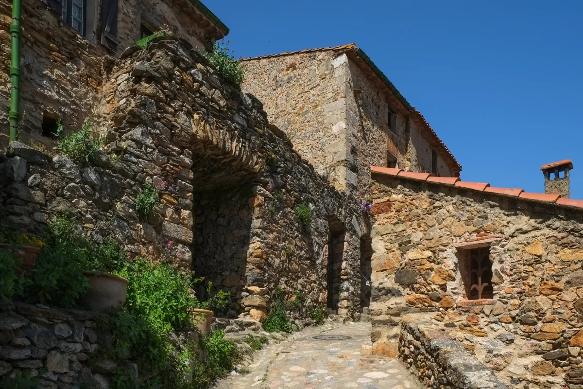 Plongez dans le mystère d&rsquo;un village médiéval caché au cœur des Pyrénées-Orientales
