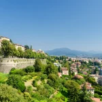 plongez-dans-le-passe-avec-cette-ville-fortifiee-de-bord-de-mer-un-des-100-plus-beaux-detours-de-france-au-riche-heritage-millenaire